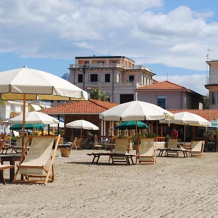 Villa Tina Hotel Виареджо Экстерьер фото